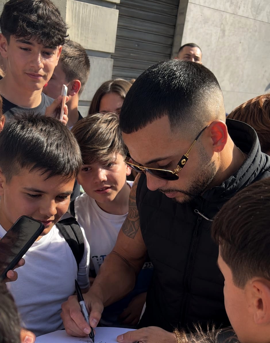 MK MAIK firmando a sus fans